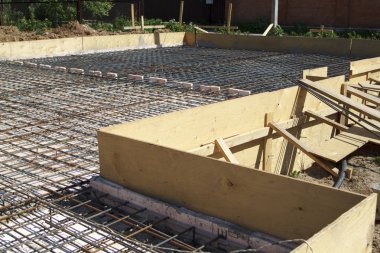 tel ile bağlı metal çubuklar ile beton takviye. Öncesi