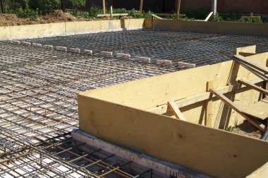 tel ile bağlı metal çubuklar ile beton takviye. Öncesi