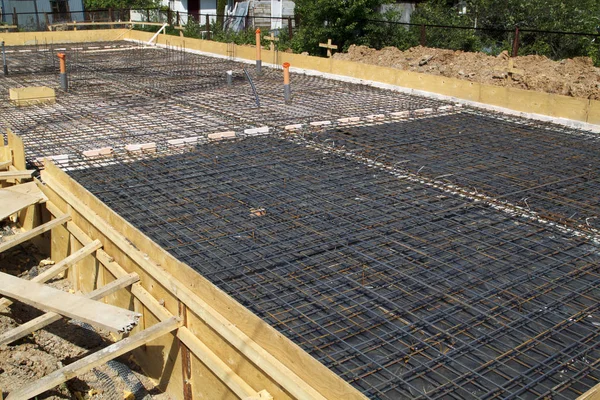 Renforcement du béton avec des tiges métalliques reliées par fil. Pré — Photo