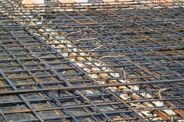 Vista de perto de reforço de concreto com hastes de metal conne — Fotografia de Stock