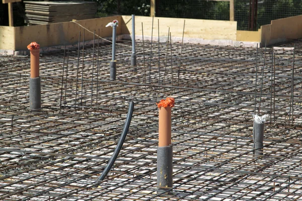 Reforço de concreto com hastes metálicas conectadas por arame. Pré — Fotografia de Stock