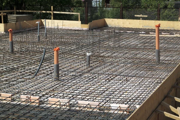 Renforcement du béton avec des tiges métalliques reliées par fil. Pré — Photo