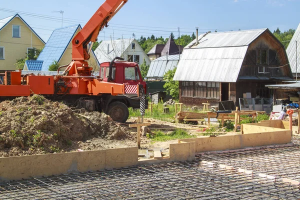 Betongpump i väntan på att hälla betong i en beredd — Stockfoto