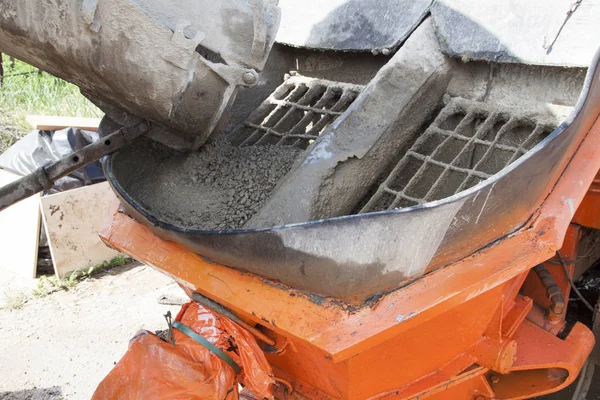 Z bliska widok płynący betonu z betoniarki machin — Zdjęcie stockowe