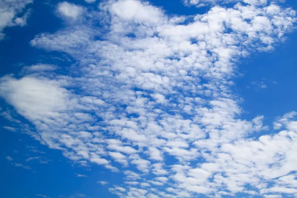 Άσπρα σύννεφα σε μπλε φόντο του ουρανού — Φωτογραφία Αρχείου