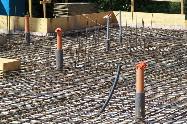 Wapening van beton met metalen staven verbonden door draad. Pre — Stockfoto
