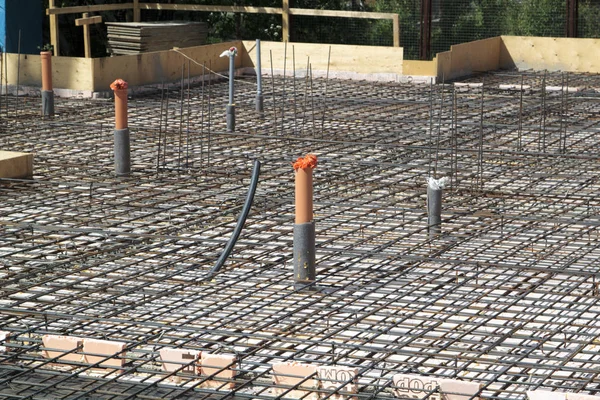 Renforcement du béton avec des tiges métalliques reliées par fil. Pré — Photo