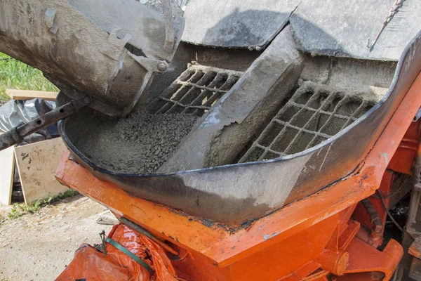 Közelről kilátás az áramló beton betonkeverő megmunká — Stock Fotó