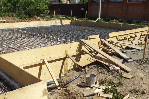 Wapening van beton met metalen staven verbonden door draad. Pre — Stockfoto