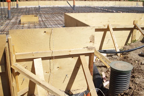 Pozo de inspección y zanja con encofrado de madera. Preparación para — Foto de Stock