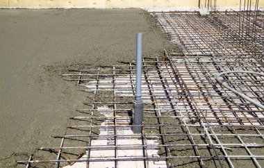 güçlendirilmiş metal çerçeve ile hazırlanan yerine Beton dökme