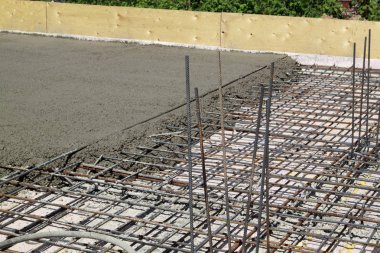 güçlendirilmiş metal çerçeve ile hazırlanan yerine Beton dökme