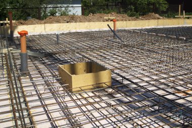 tel ile bağlı metal çubuklar ile beton takviye. Öncesi