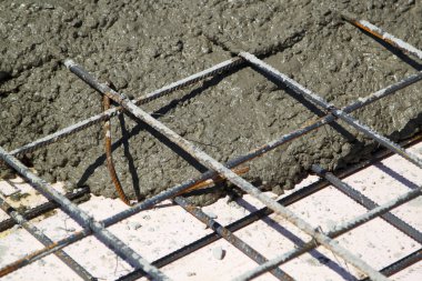 reinf ile hazırlanan yere beton dökme yakın görünümü