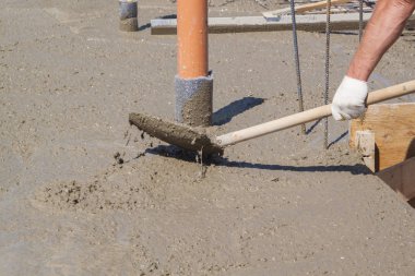 işçi özel bir çalışma aracı ile taze beton levha tesviye