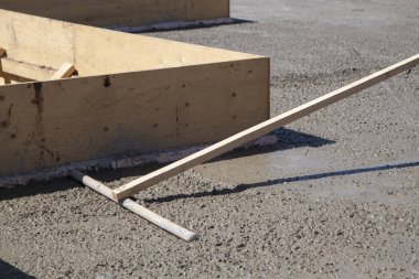 işçi özel bir çalışma aracı ile taze beton levha tesviye