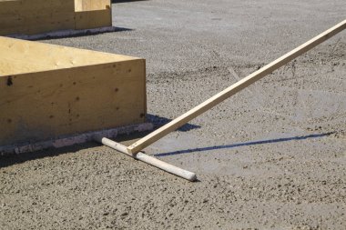 işçi özel bir çalışma aracı ile taze beton levha tesviye