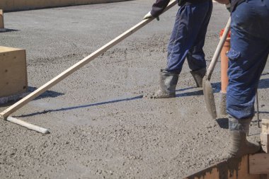 işçi özel bir çalışma aracı ile taze beton levha tesviye