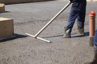 işçi özel bir çalışma aracı ile taze beton levha tesviye