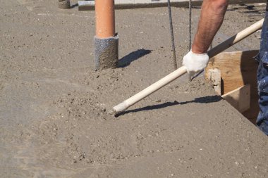 işçi özel bir çalışma aracı ile taze beton levha tesviye