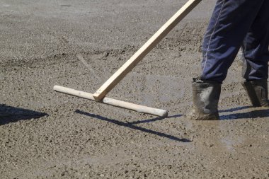 işçi özel bir çalışma aracı ile taze beton levha tesviye