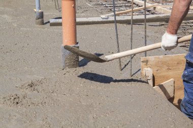 işçi özel bir çalışma aracı ile taze beton levha tesviye