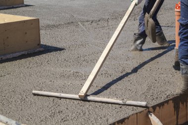 işçi özel bir çalışma aracı ile taze beton levha tesviye