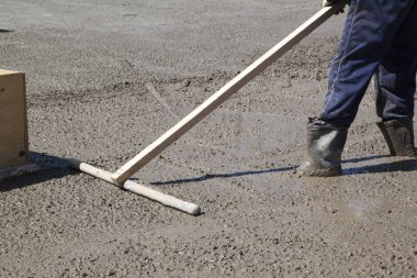 işçi özel bir çalışma aracı ile taze beton levha tesviye