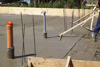 kauçuk çizmeler işçi derli toplu çimento ve tesviye duruyor