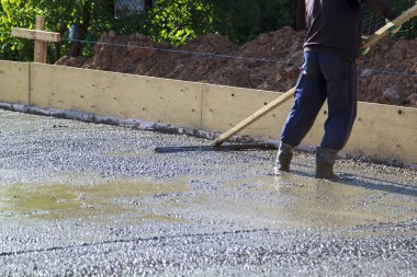 işçi özel bir çalışma aracı ile taze beton levha tesviye
