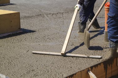 kauçuk çizmeler iki işçi derli toplu çimento ve levli duruyor