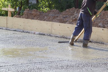 kauçuk çizmeler işçi derli toplu çimento ve tesviye duruyor