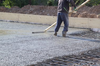 işçi özel bir çalışma aracı ile taze beton levha tesviye