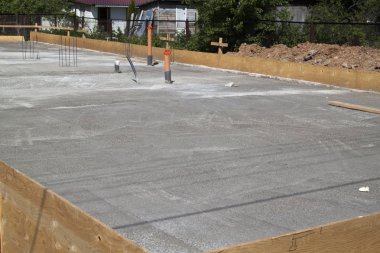 beton tabanda su temini için borular (temel levha)