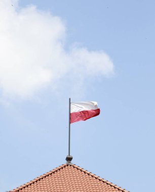 Mavi gökyüzü arka planda Polonya bayrağı