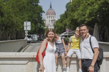 mutlu aile yorgun çocuklar ile seyahat gülümseyerek c bakmak