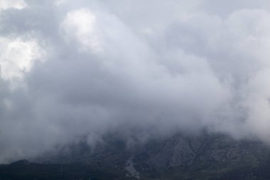 Yağmurlu gri uğursuz bulutlu dağlar