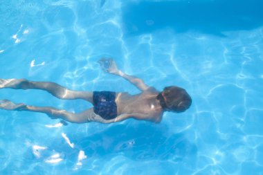 Çocuk havuza dalınıyor