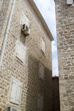 Budva Eski Şehir avlusu ve kapalı ahşap sh ile taş duvar