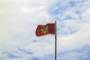 Mavi gökyüzüne karşı Karadağ bayrağı