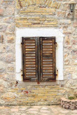 Budva Eski Kent kapalı ahşap panjur pencere ile taş duvar