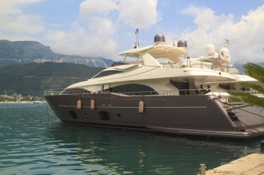 Monte'de Budva rıhtım ve dağ üzerinde yat görünümü