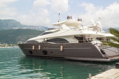 Monte'de Budva rıhtım ve dağ üzerinde yat görünümü