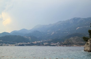 arka planda dağlar ile Budva kasabasına bakan