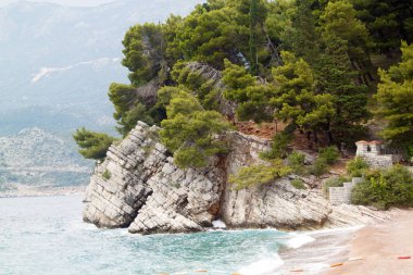 Park Milo denizde çıkıntılı kayanın yakın çekim görünümü