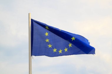 Bulutlar arka plan ile mavi bir gökyüzünde Avrupa Birliği bayrağı
