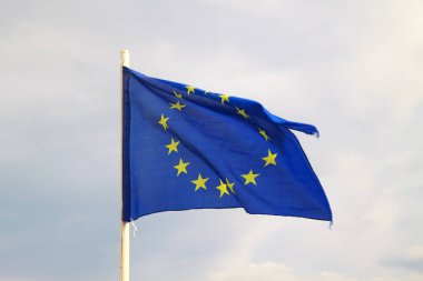 Bulutlar arka plan ile mavi bir gökyüzünde Avrupa Birliği bayrağı