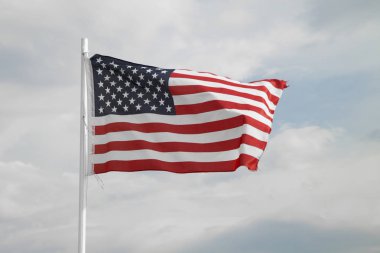 Bulutlar arka plan ile mavi bir gökyüzünde Amerikan bayrağı