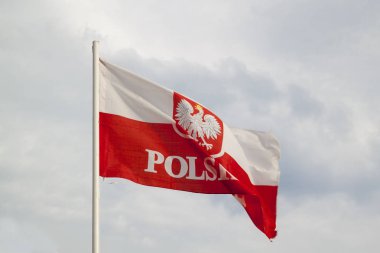 Bulutlar arka plan ile mavi bir gökyüzünde Polonya bayrağı