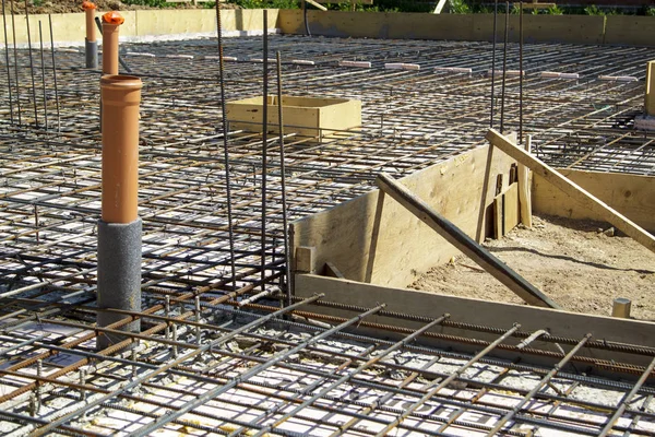 metal çubuklar konne ile beton takviye yakın görünümü